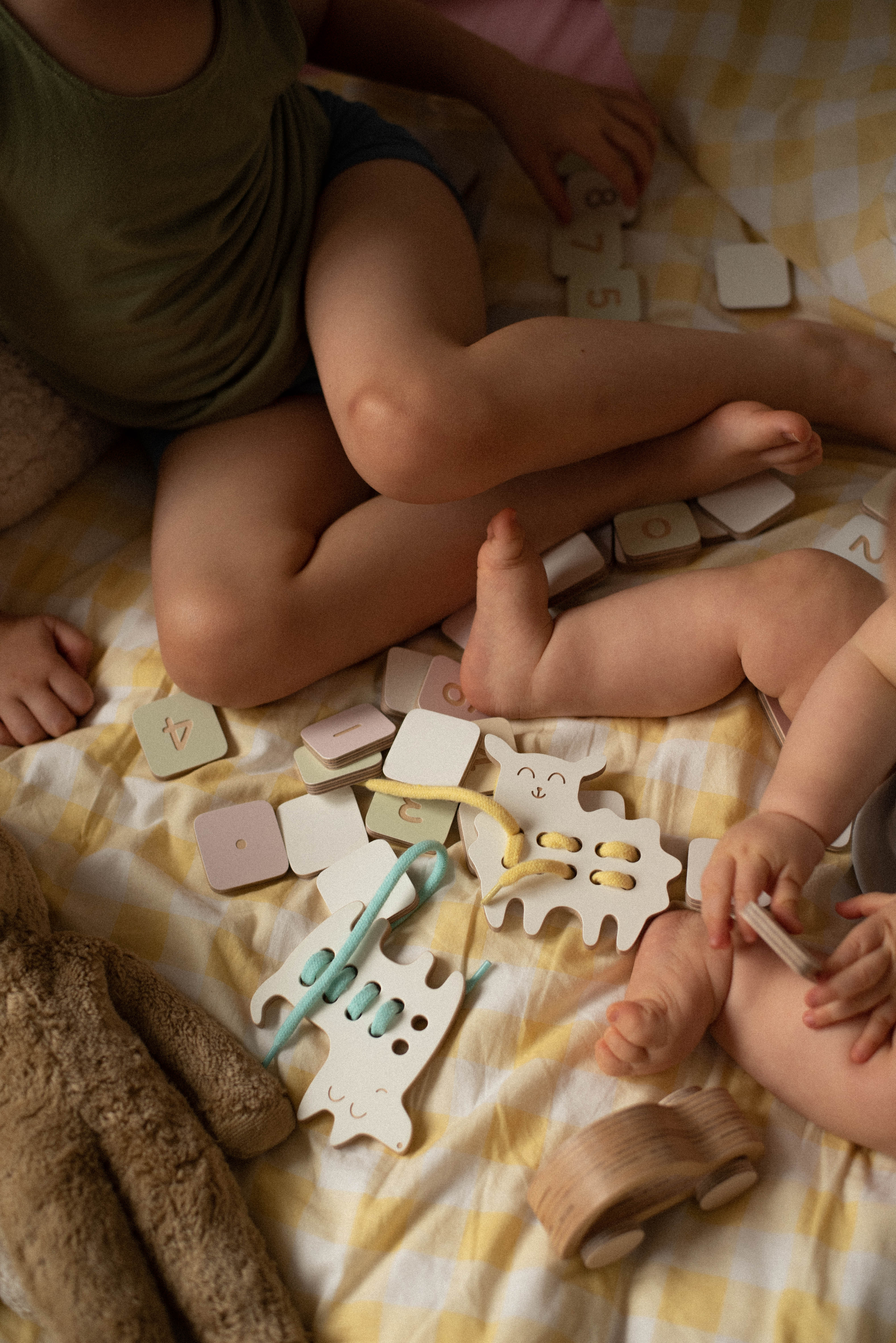 Rozwój motoryki małej, małe przeplatanki Montessori