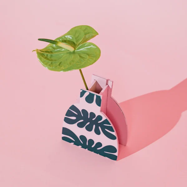 Dekoracyjny, drewniany wazon w śmiałe zielono, różowe wzory. 