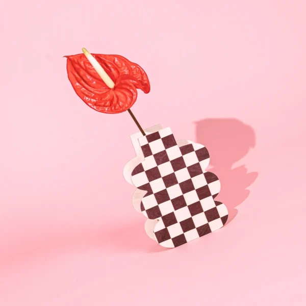 Ozdobny, drewniany wazon w kratkę. W falistym, nowoczesnym kształcie.